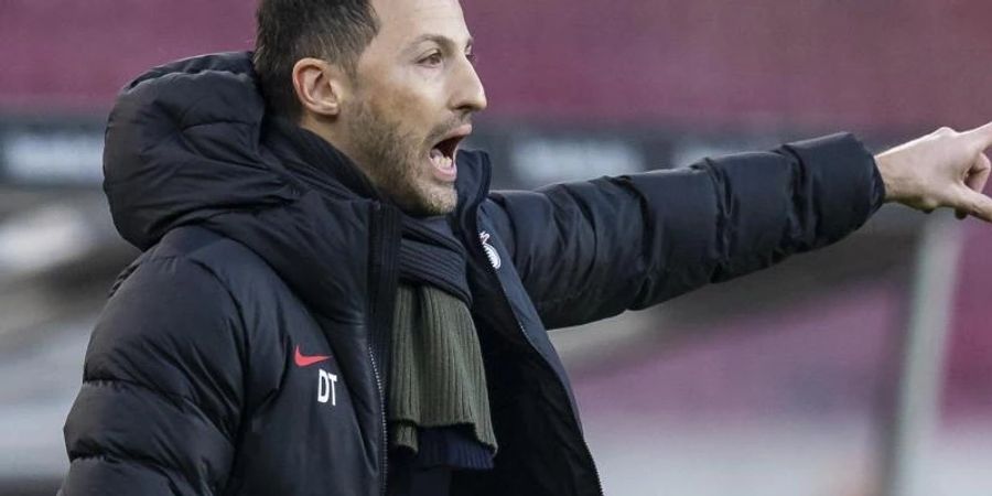 Leipzigs Trainer Domenico Tedesco treibt seine Mannschaft während eines Spieles nach vorne. Foto: Tom Weller/dpa