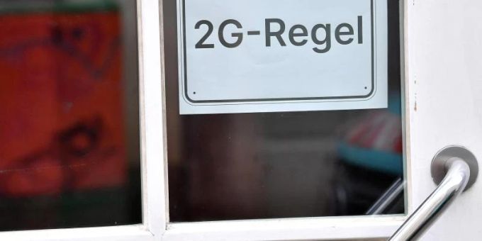 Die Politik diskutiert über Lockerungen, etwa der 2G-Regeln. Foto: Martin Schutt/dpa-Zentralbild/dpa