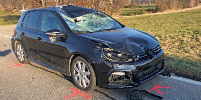 Die Autofahrerin blieb unverletzt, am Auto entstand Totalschaden. Die Autofahrerin blieb unverletzt, am Auto entstand Totalschaden.