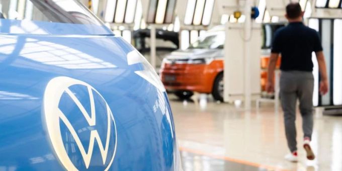 Der ID.Buzz soll das Erbe des «Bullis» von Volkswagen in der Elektrowelt fortführen. Foto: Julian Stratenschulte/dpa volkswagen