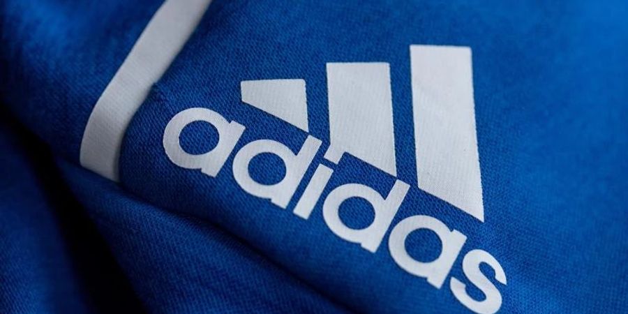 Adidas erhöhte 2021 die Umsätze währungsbereinigt um 16 Prozent auf 21,2 Milliarden Euro. Foto: Daniel Karmann/dpa