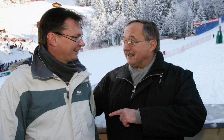 Bundesrat Samuel Schmid diskutiert mit dem österreichischen Bundesminister Norbert Darabos während des Lauberhornrennens in Wengen BE.