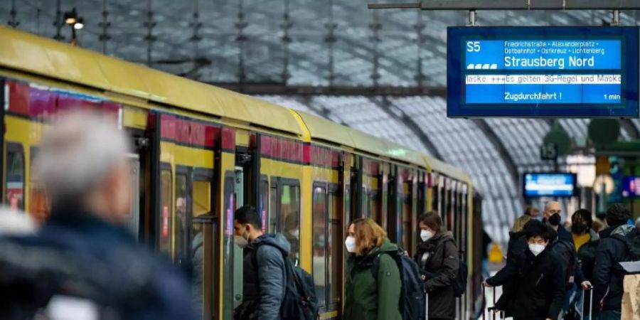 Fahrgäste steigen am Berliner Hauptbahnhof in eine S-Bahn ein. Foto: Monika Skolimowska/dpa-Zentralbild/dpa