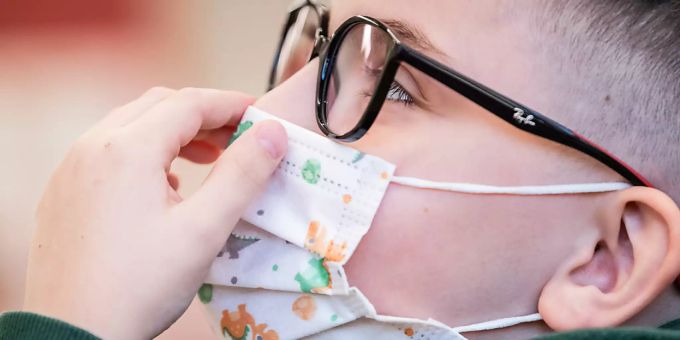 Ein Kind der ersten Klasse der Primarschule von Chiasso im Klassenzimmer mit Schutzmaske, die ab Montag im Kanton Tessin vorgeschrieben ist. Ein Kind der ersten Klasse der Primarschule von Chiasso im Klassenzimmer mit Schutzmaske, die ab Montag im Kanton Tessin vorgeschrieben ist.