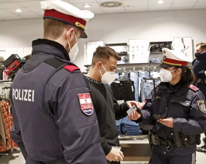 Österreichische Polizisten kontrollieren vermehrt, ob die Kunden in Läden gegen Corona geimpft oder davon genesen sind. Coronavirus