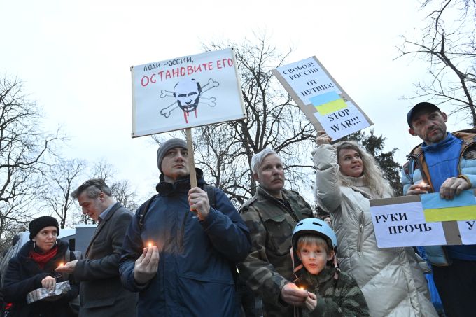 Menschen demonstrieren heute Donnerstag in Prag gegen den Einmarsch russischer Truppen in die Ukraine. Russland