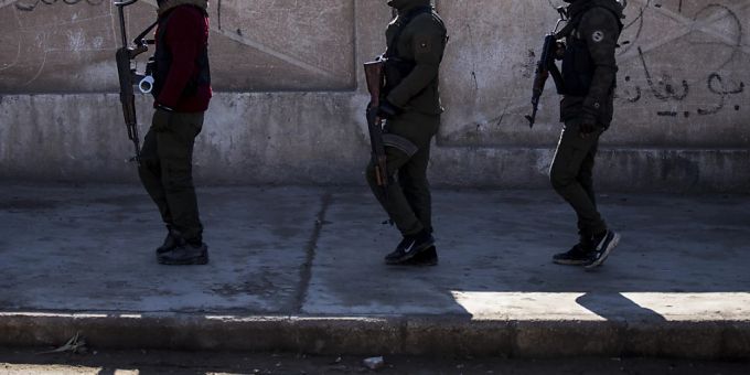 Von den USA unterstützte Soldaten der Demokratischen Kräfte Syriens gehen mit Waffen eine Strasse entlang. Foto: Baderkhan Ahmad/AP/dpa Von den USA unterstützte Soldaten der Demokratischen Kräfte Syriens gehen mit Waffen eine Strasse entlang. Foto: Baderkhan Ahmad/AP/dpa