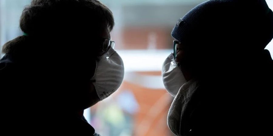 Freunde oder Familienmitglieder sind in Verschwörungsmythen verfangen und leugnen Corona. Was tun?. Foto: Dieter Menne/dpa