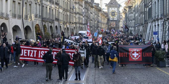 Menschen demonstrieren am 22. Januar in Bern gegen die Massnahmen zum Schutz vor dem Coronavirus. Coronavirus