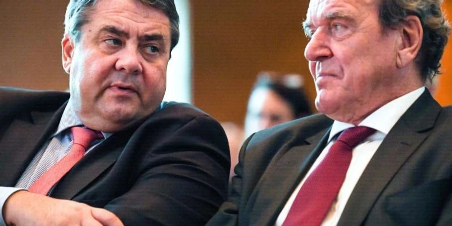 Zwei Ex-SPD-Chefs kritisieren den Kurs von Olaf Scholz: Sigmar Gabriel (l) und Gerhard Schröder. Foto: picture alliance / Federico Gambarini/dpa