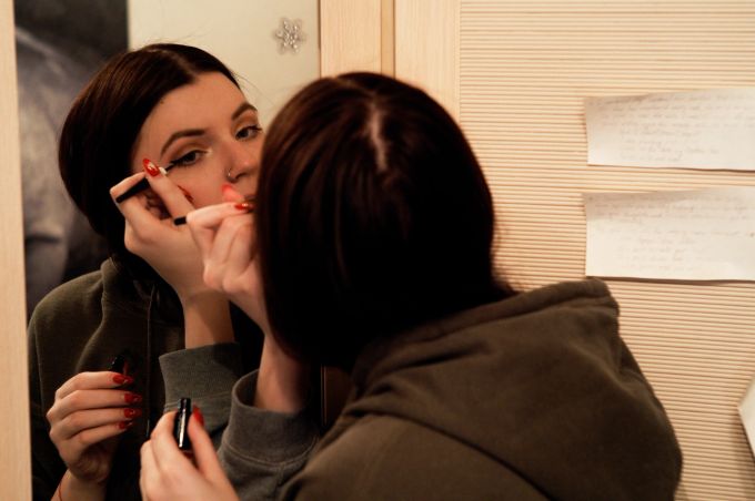 Am Morgen danach tu ein bisschen Extra-Farbe im Gesicht ganz gut. Frau Make-up Spiegel