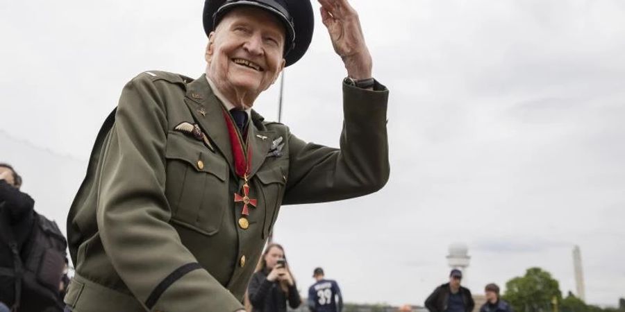 Der ehemalige Luftbrückenpilot Gail Halvorsen ist mit 101 Jahren gestorben. Foto: Christoph Soeder/dpa