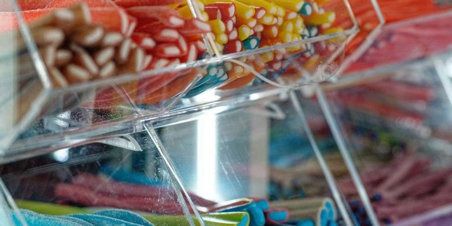 Mediziner und Verbraucherschützer fordern umfassende Beschränkungen bei der Werbung für ungesunde Kinder-Lebensmittel. Foto: Henning Kaiser/dpa