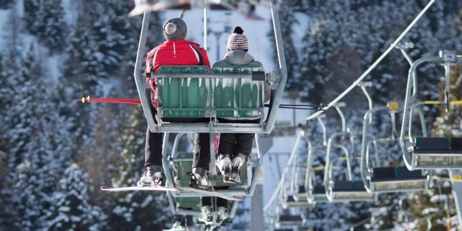 Der Sessellift bewegt sich aufwärts - das gilt allerdings auch für die Zahl der Corona-Fälle. Österreich gilt nun wieder als Hochrisikogebiet. Foto: Florian Schuh/dpa-tmn