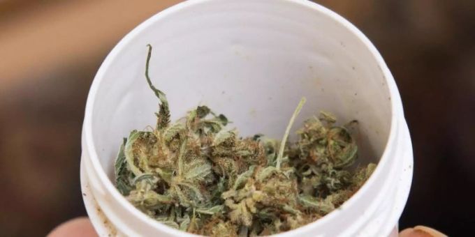 Cannabis kann bei Schlafstörungen helfen. (Symboldbild) Cannabis