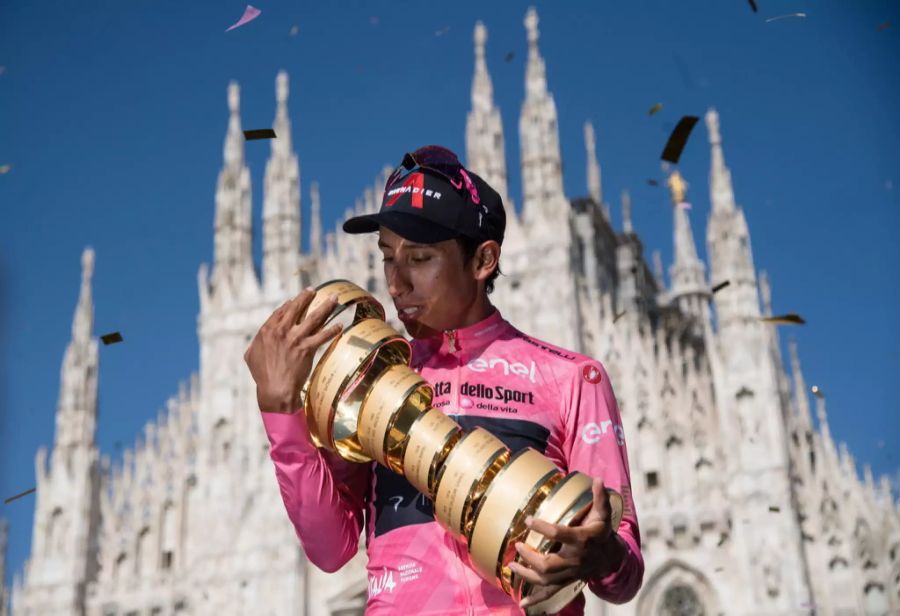 Egan Bernal mit der Trophäe vom Giro d'italia