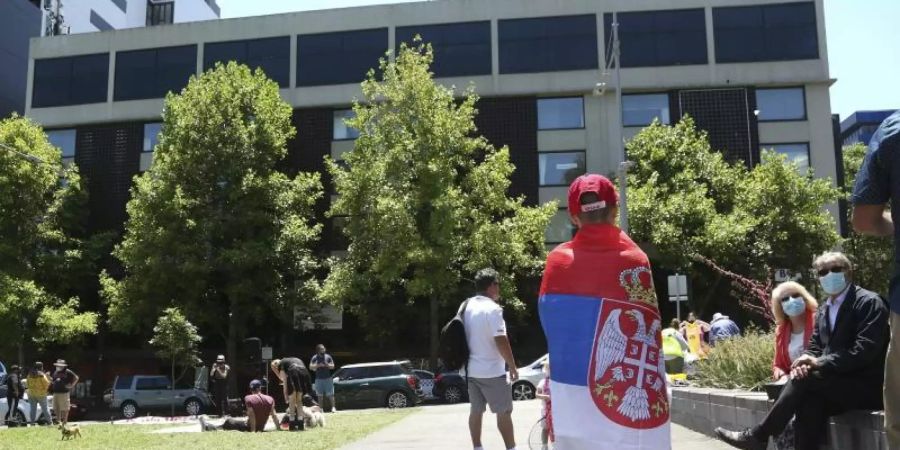 Ein Fan des serbischen Tennisspielers Novak Djokovic steht vor dem Park Hotel in Melbourne, in dem Djokovic untergebracht war.