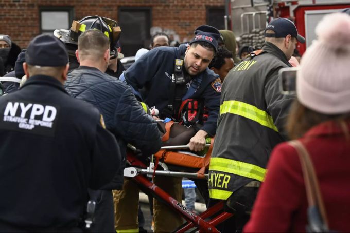 Ein Opfer wird mit der Ambulanz wegtransportiert. new york