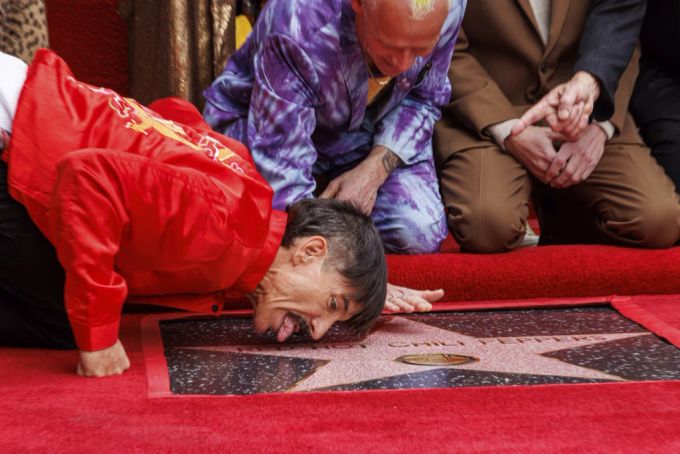 Anthony Kiedis leckt seinen Stern auf dem Walk of Fame. red hot chili peppers