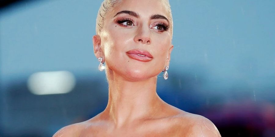 Lady Gaga steht bei den Grammys 2022 auf der Bühne.