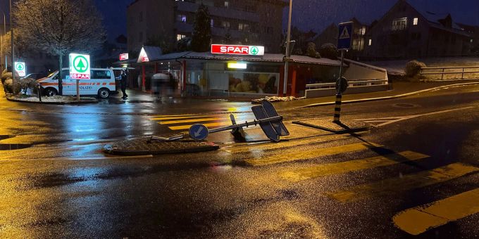 Arnegg SG: Fahrer fährt Signaltafel um und entfernt sich. Arnegg SG