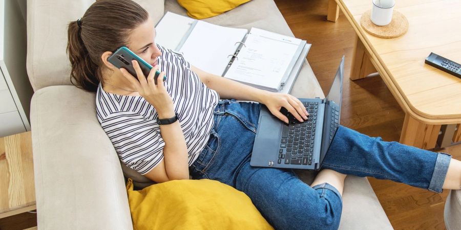 Wer aufgrund einer körperlichen Einschränkung pro Tag nicht mehr als sechs Stunden arbeiten kann, dem steht unter Umständen eine Erwerbsminderungsrente zu. Hilfe und Beratungstermine gibt es beim zuständigen Rentenversicherungsträger.