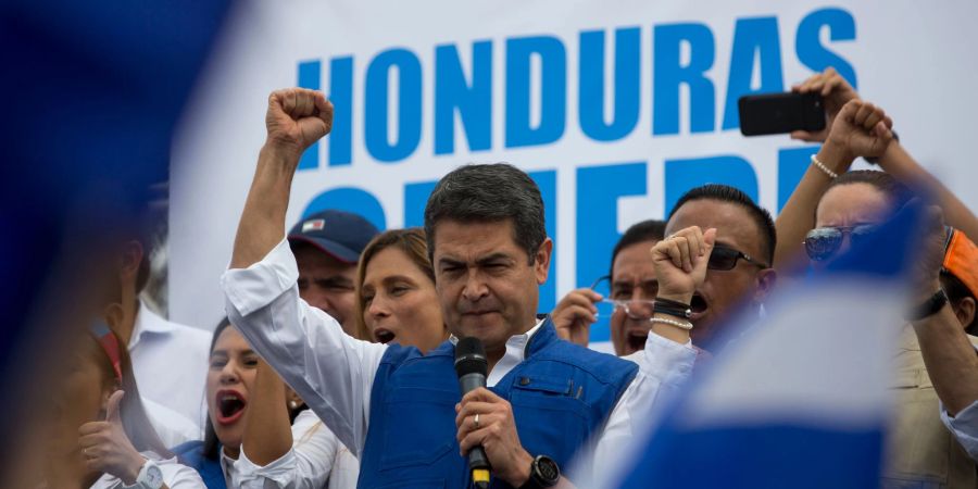 Juan Orlando Hernandez (M.), damals Präsident von Honduras, spricht bei einer Kundgebung. Im März 2022 - zwei Monate nach dem Ende seiner Amtszeit als Präsident - hat der Oberste Gerichtshof Hernandez Auslieferung an die USA bestätigt.