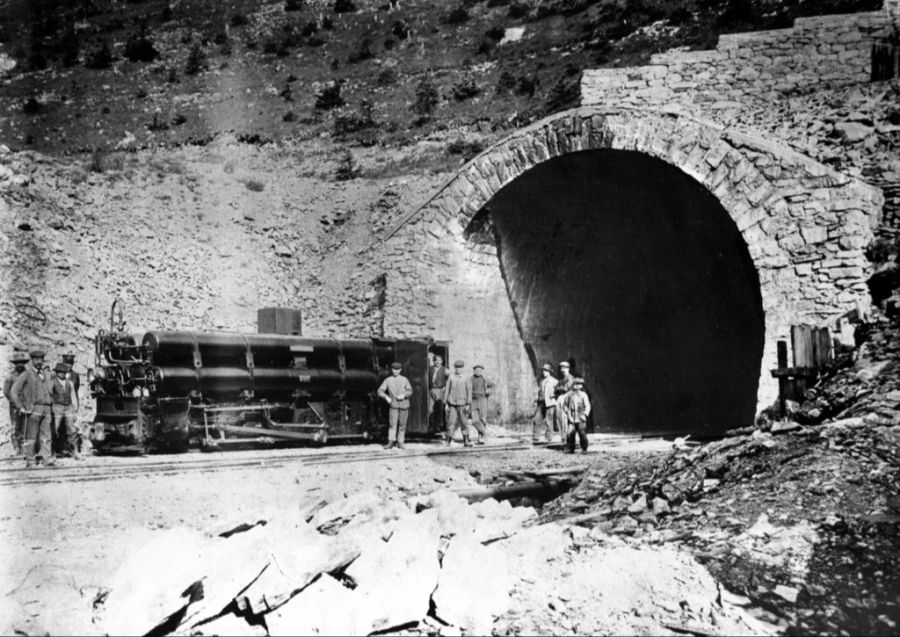 Vier Jahre nach der SBB wurde 1906 die BLS, die Berner Alpengesellschaft Bern-Lötschberg-Simplon gegründet. Dank dem von ihr in Auftrag gegebenen und von Beginn an elektrifizierten Lötschbergtunnel (Eröffnung 1913) wurde sie schnell zu einer der bedeutendsten Privatbahnen der Schweiz.