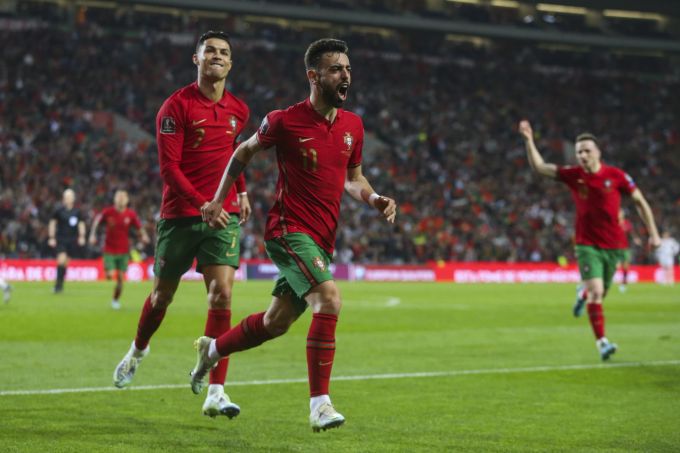Cristiano Ronaldo und Bruno Fernandes feiern das Tor zum 1:0 im Qualifikations-Playoff der WM 2022 gegen Nordmazedonien. Cristiano Ronaldo WM 2022