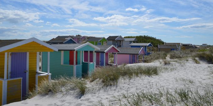 Bunte Häuser, Strand satt: Schwedens Süden Skåne ist eine tolle und familienfreundliches Feriengegend. Hütte Holz bunt Dünen Himmel