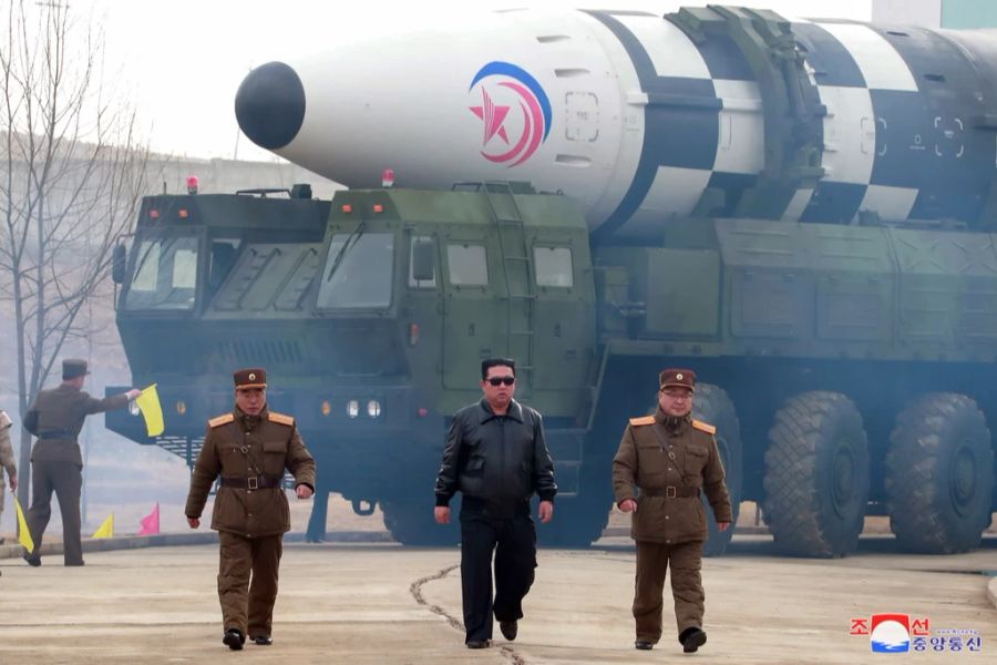 Nordkorea-Diktator Kim Jong-Un vor einer nordkoreanischen Rakete.