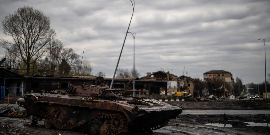 Ein zerstörter Panzer steht in der ukrainischen Stadt Borodjanka.