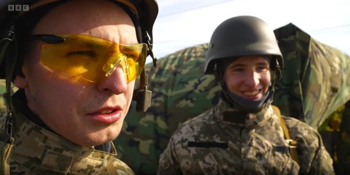 Maksym Lutsyk (19, links) und Dmytro Kisilenko (18, rechts) kämpfen im Ukraine-Krieg. Ukraine Krieg