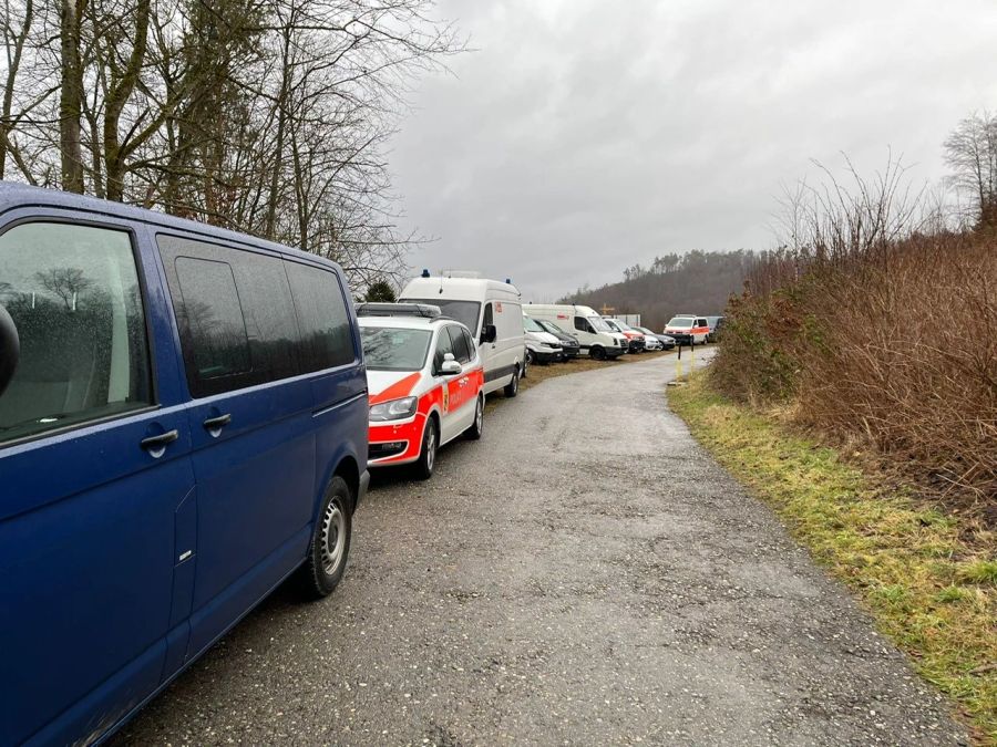 Die Polizei ist mit einem Grossaufgebot vor Ort.