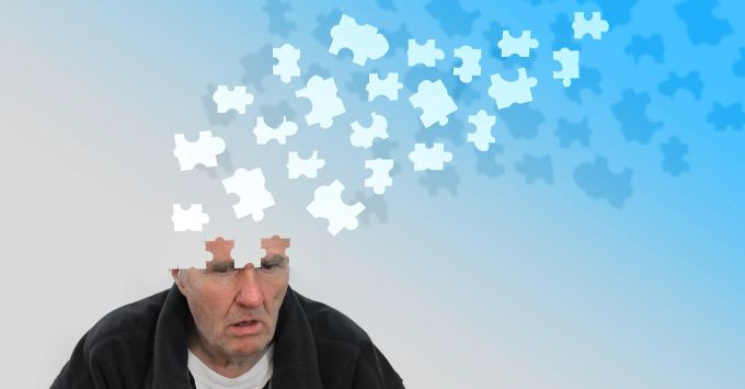 Alzheimer ist eine Krankheit und nicht eine normale Alterserscheinung. Mann Puzzleteilchen Kopf