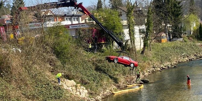 Laufen BL: Ungesicherter Personenwagen rollt in die Birs
