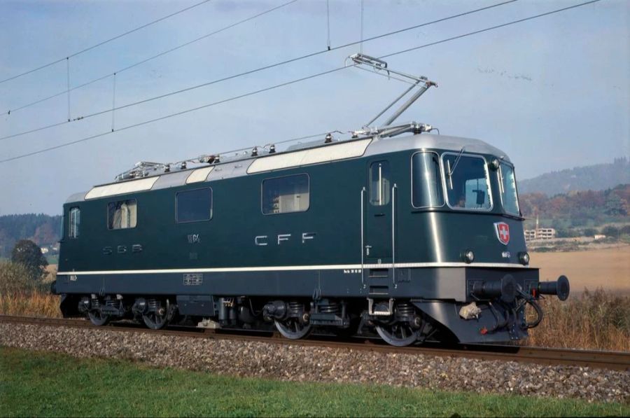 Von der Re 4/4 II wurden 276 Exemplare gebaut, das sind ausserordentlich viele. Die Lokomotive ist bis heute sehr präsent (hauptsächlich aber im Schweizer Rot und nicht im bis zu Beginn der 80er Jahre vorherrschenden Dunkelgrün) und wird genauso gerne vor einen Güterzug wie vor einen EuroCity gespannt.