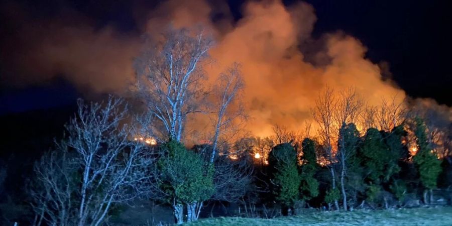 Das Feuer ist in der hereingebrochenen Nacht weitherum sichtbar.