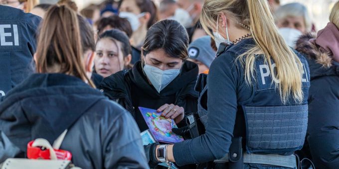 Flüchtlinge aus der Ukraine zeigen Beamten der Bundespolizei ihre Dokumente bei ihrer Ankunft. Flüchtlinge aus der Ukraine zeigen Beamten der Bundespolizei ihre Dokumente bei ihrer Ankunft.