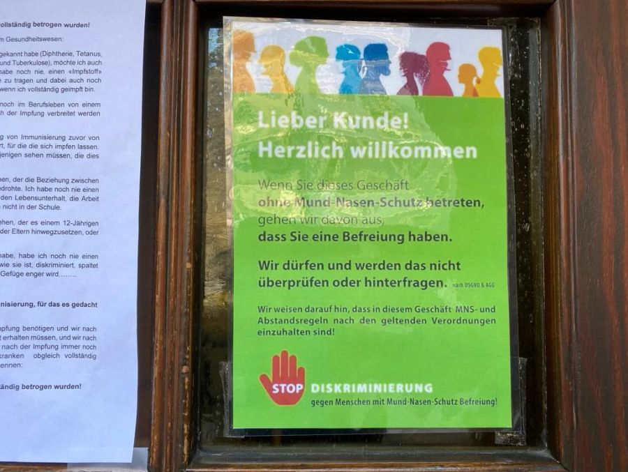 Hier zeigt sich deutlich, um welche Art von Restaurant es sich beim Miracle handelt. Zwar wird an die Maskenpflicht und Abstandsregel erinnert, doch kommt unten sogleich der Slogan «Stop Diskriminierung gegen Menschen mit Mund-Nasen-Schutz-Befreiung».