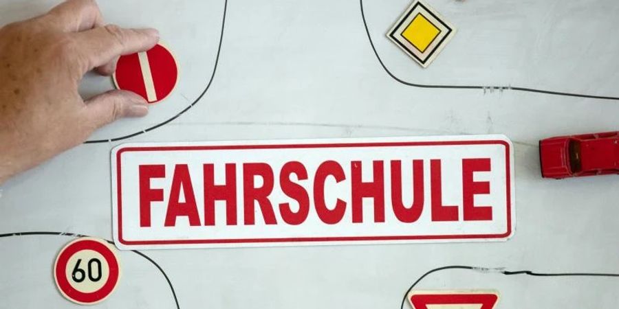 Fahrschulverbände sehen Pläne für Online-Theorieunterricht auch nach der Pandemie kritisch. Foto: Swen Pförtner/dpa