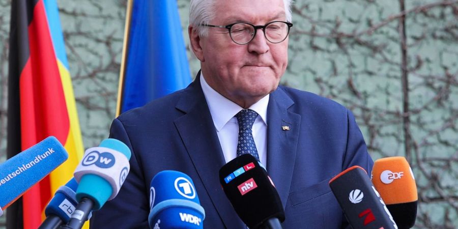 Bundespräsident Frank-Walter Steinmeier gibt in der deutschen Botschaft vor Pressevertretern eine Erklärung zur Reiseabsage nach Kiew.