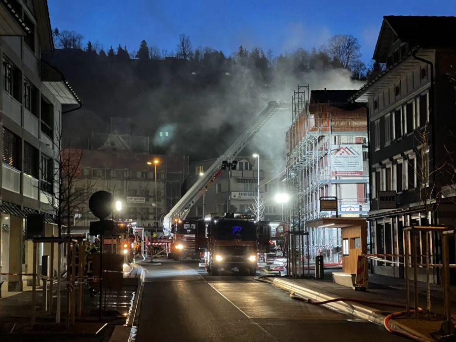 Beim Brand in Wattwil SG kam eine Persoen ums Leben.