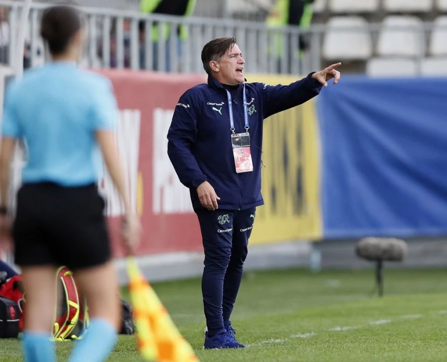 Nati-Trainer Nils Nielsen gibt seinem Team Anweisungen vom Spielfeldrand.