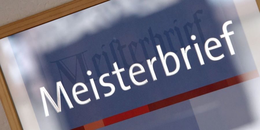 Der gerahmte Meisterbrief ist für viele Handwerkerinnen und Handwerker ein berufliches Ziel.