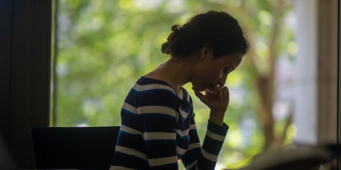 Wer sich viele Sorgen macht, sollte seine Ängste zunächst zulassen – und dann einordnen. Frau Sorge Fenster Dunkelheit