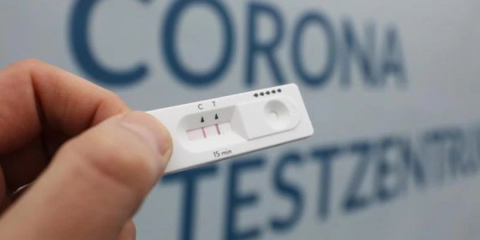 Für den Anspruch auf ein Genesenenzertifikat genügt bald ein positiver Antigen-Schnelltest. Foto: Danny Gohlke/dpa Für den Anspruch auf ein Genesenenzertifikat genügt bald ein positiver Antigen-Schnelltest. Foto: Danny Gohlke/dpa