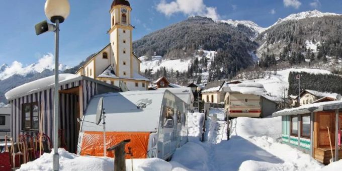 Wohnwagen stehen auf dem Camping Stubai im österreichischen Neustift im Stubaital. Die Corona-Pandemie hat den Trend zum Camping weiter befeuert - auch bei Minusgraden im Winter. Foto: Camping Stubai/dpa Wohnwagen stehen auf dem Camping Stubai im österreichischen Neustift im Stubaital. Die Corona-Pandemie hat den Trend zum Camping weiter befeuert - auch bei Minusgraden im Winter. Foto: Camping Stubai/dpa