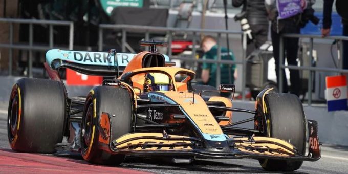 Fuhr bei ersten Testfahrten Tagesbestzeit: Lando Norris vom Team McLaren. Foto: Hasan Bratic/dpa lando norris