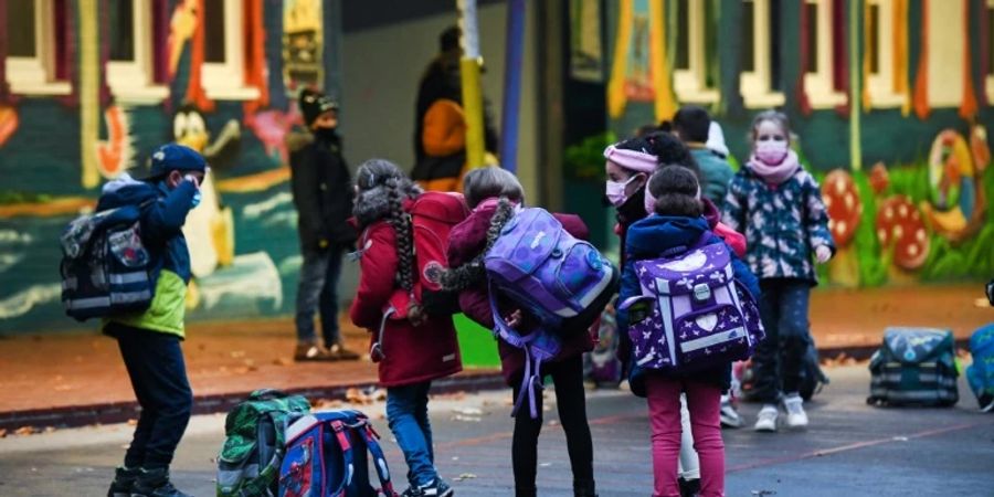 Grundschüler vor ihrer Schule